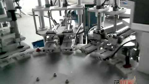 Производство косметики не сможет обойтись без подобного станка. На видео представлена машина для розлива во флаконы таких продук