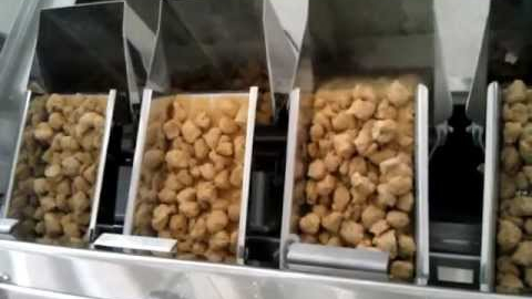 Упаковка соевого продукта с помощью четырех линейного весового дозатора и вертикальной упаковочной машины.